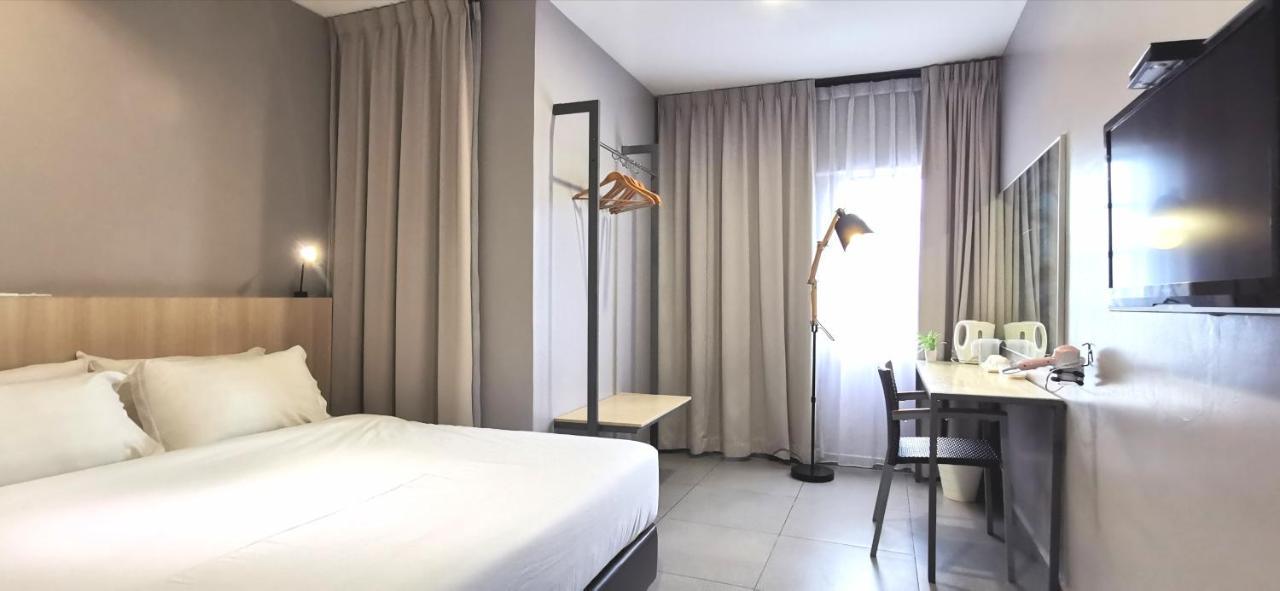 Country Inn Kulai Bagian luar foto