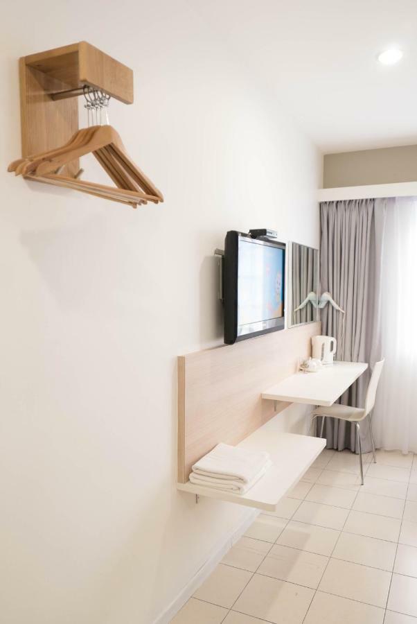 Country Inn Kulai Bagian luar foto