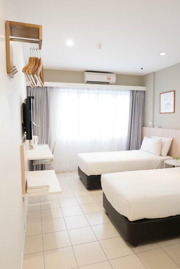Country Inn Kulai Bagian luar foto