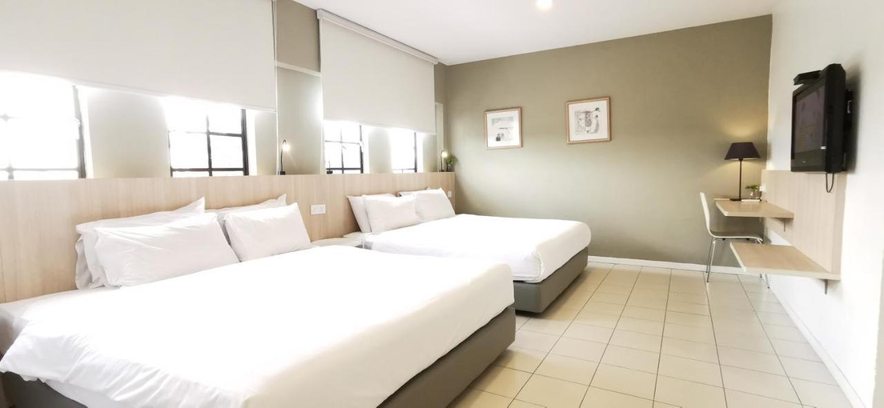 Country Inn Kulai Bagian luar foto