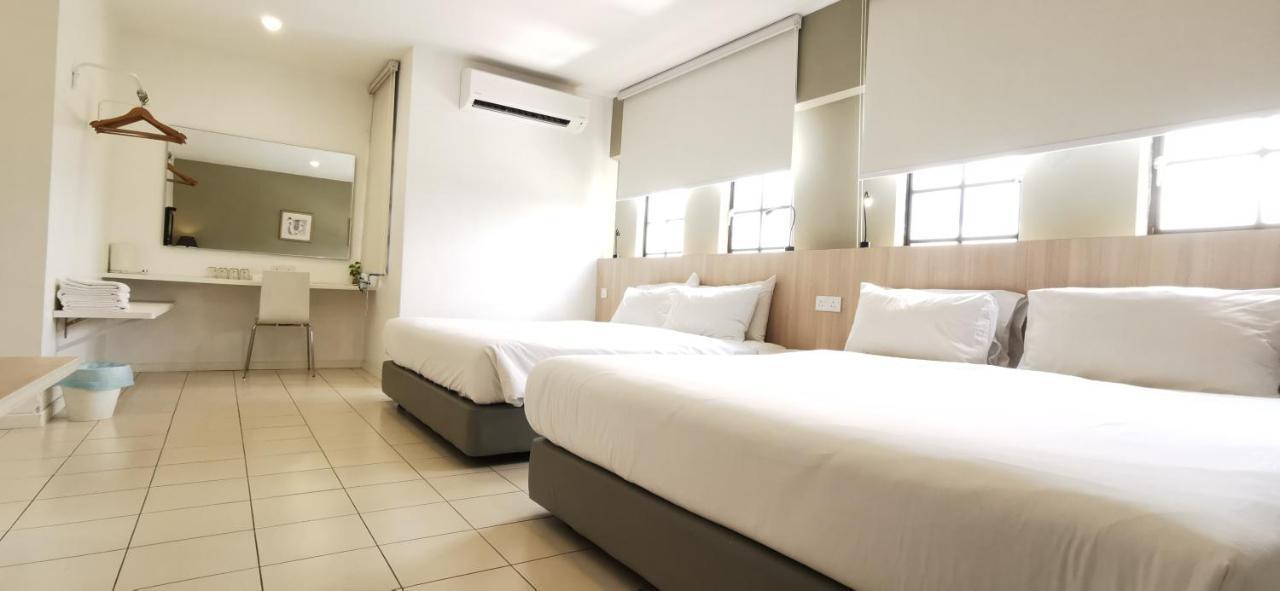 Country Inn Kulai Bagian luar foto